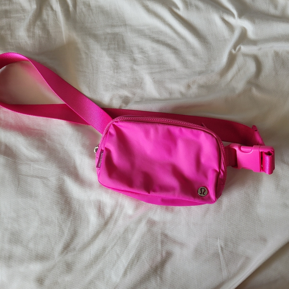 Lululemon Everywhere Belt Bag 1L in Sonic Pink